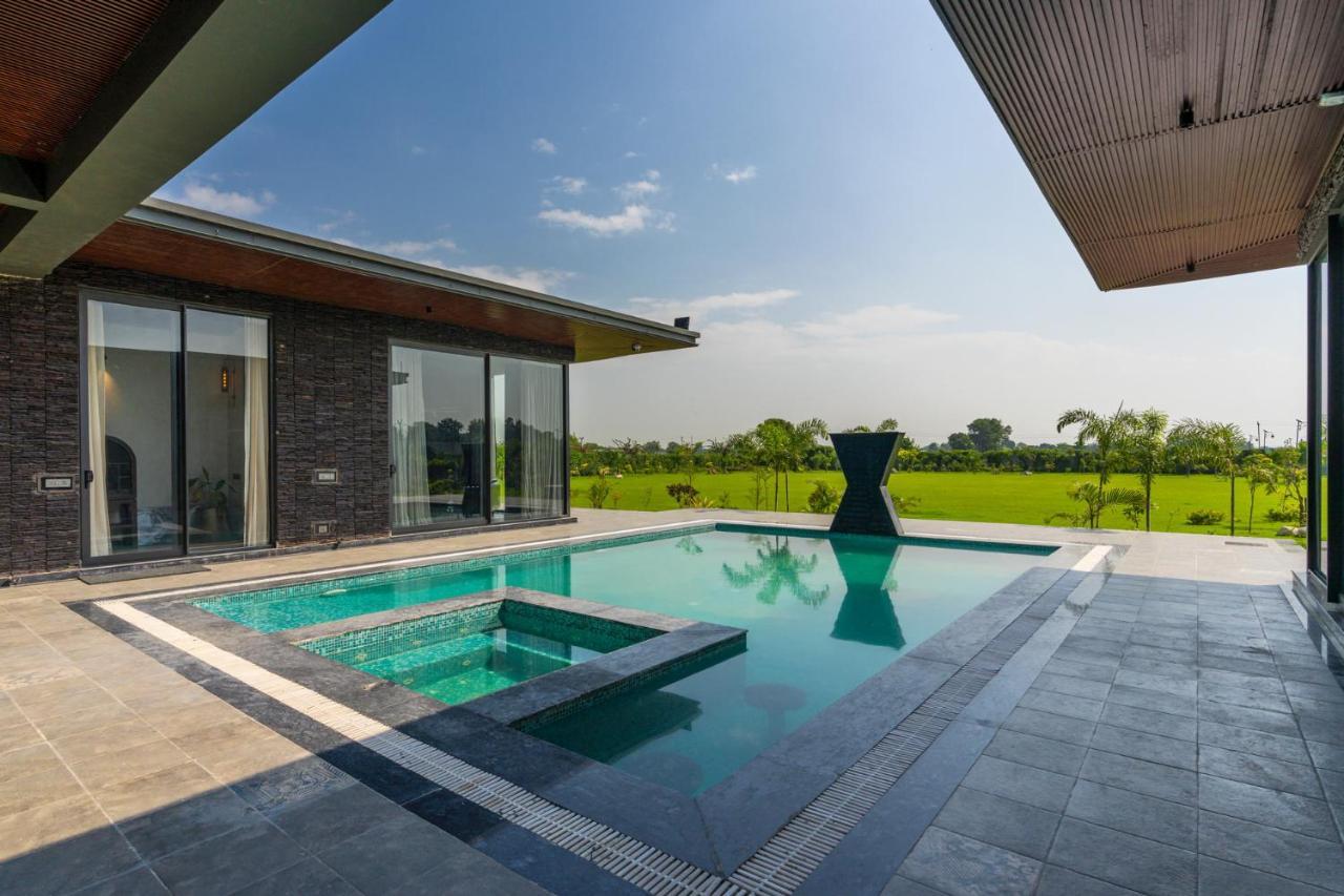 Stayvista'S Anantam - Luxury 4Br Villa With Huge Swimming Pool In Delhi New Delhi Exterior photo