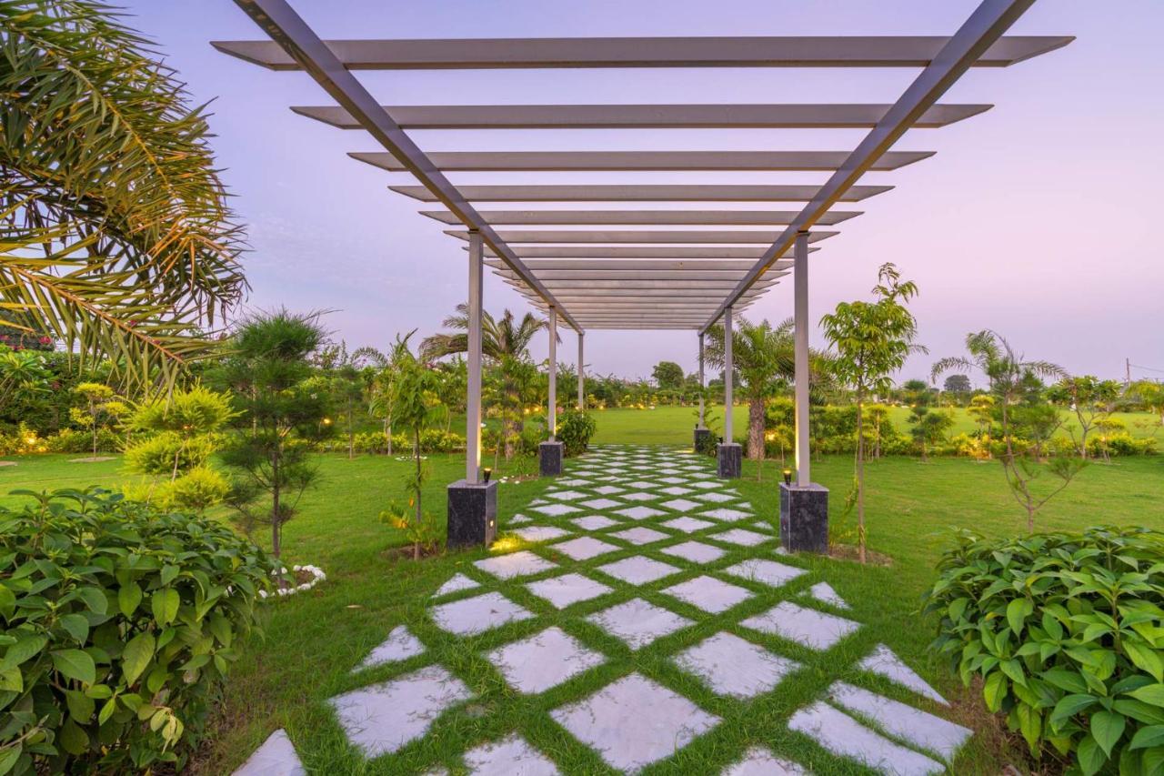 Stayvista'S Anantam - Luxury 4Br Villa With Huge Swimming Pool In Delhi New Delhi Exterior photo