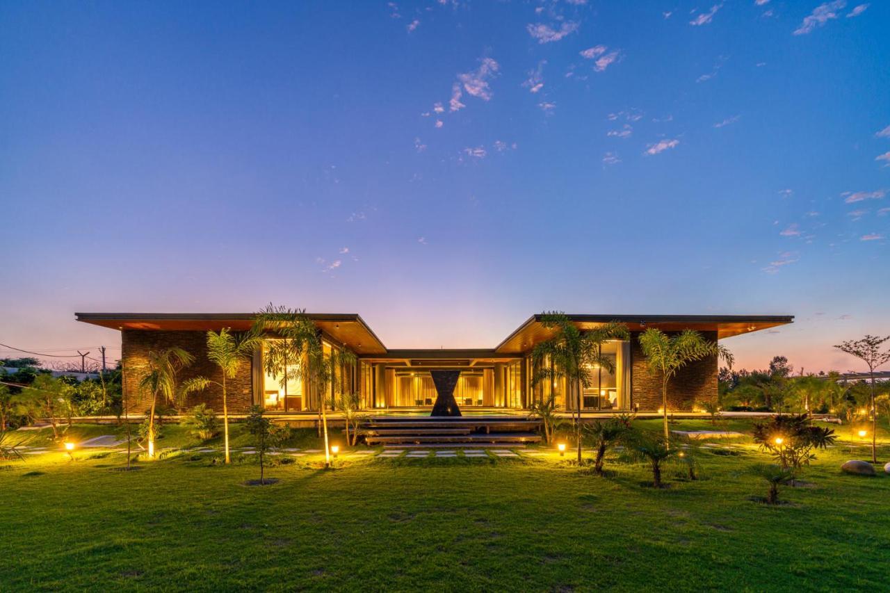 Stayvista'S Anantam - Luxury 4Br Villa With Huge Swimming Pool In Delhi New Delhi Exterior photo